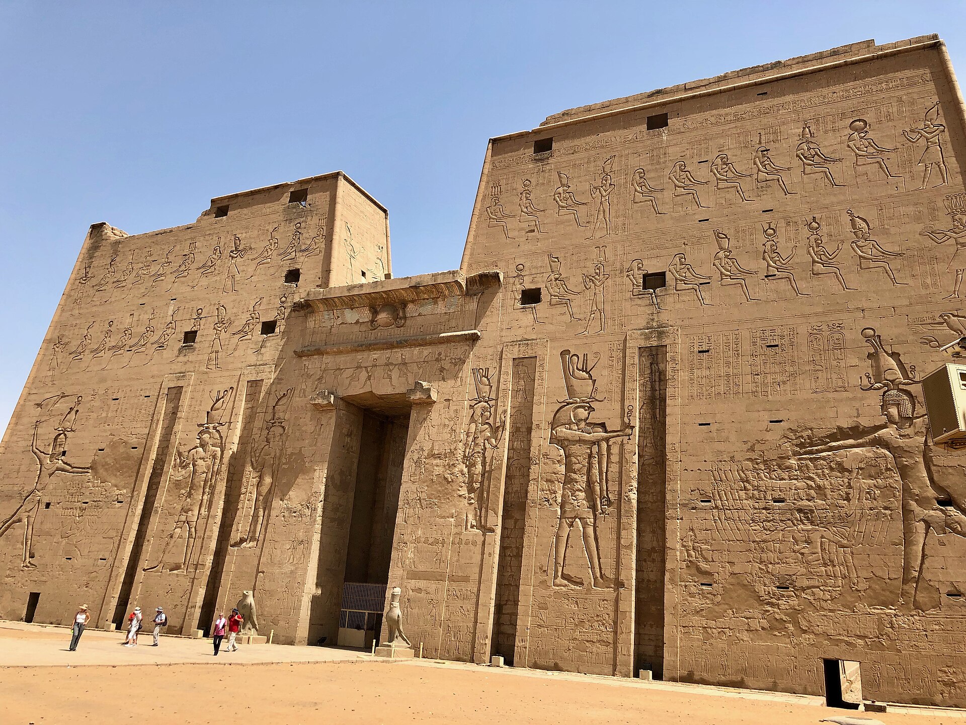 Passeios de Um Dia no Egito - 6 - EZ TOUR EGYPT O pilone do templo de Hórus, em Edfu