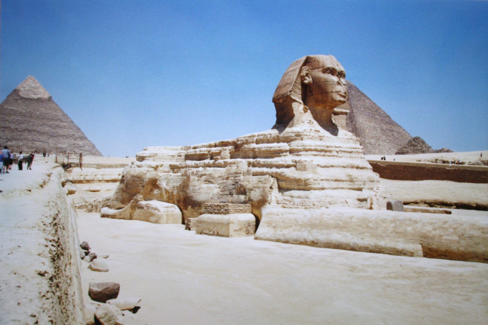 Esfinge de Gizé: Quem Construiu e o Que Houve com o Nariz - 2 - EZ TOUR EGYPT A Esfinge de Gizé, talhada na rocha do platô