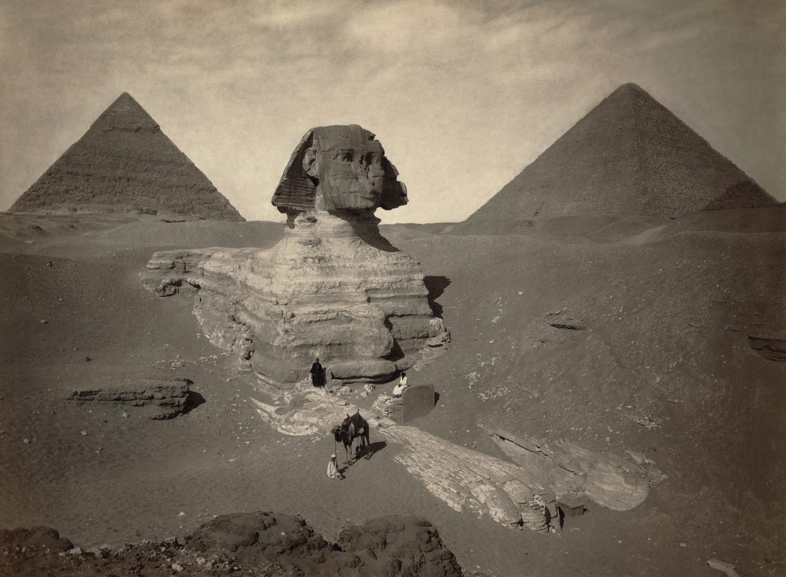 Esfinge de Gizé: Quem Construiu e o Que Houve com o Nariz - 3 - EZ TOUR EGYPT A Esfinge ainda soterrada até o pescoço, antes da escavação completa